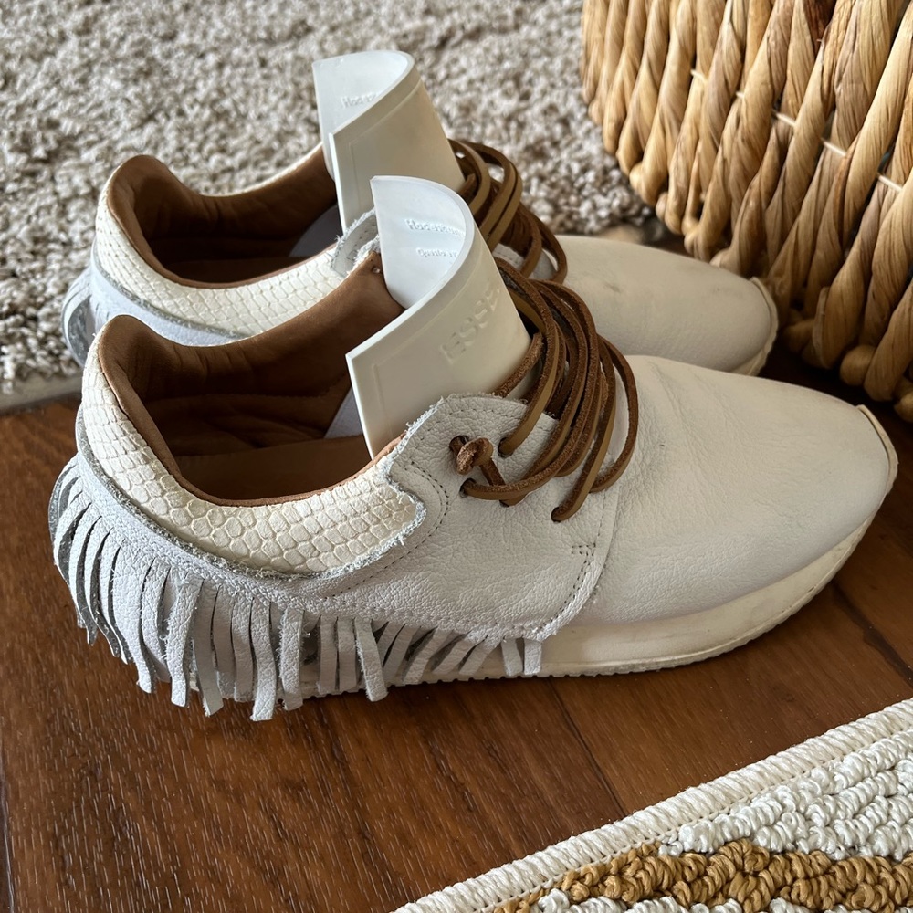 Italian cream de me crème baby esse esse shoes. Fringe sneakers.